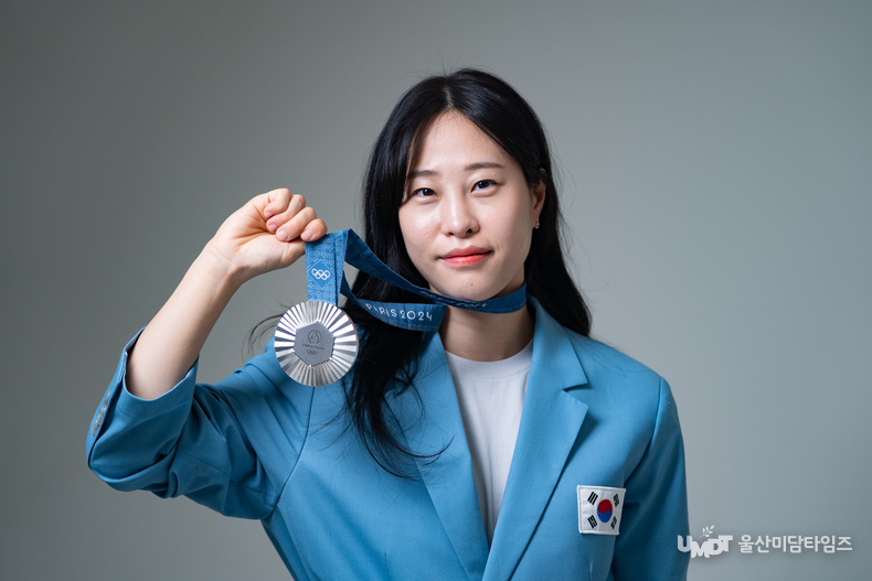 지난 15일 인천에서 만난 전은혜 선수가 은메달을 들고 수줍게 웃었다. /사진제공 데일리 투머로우