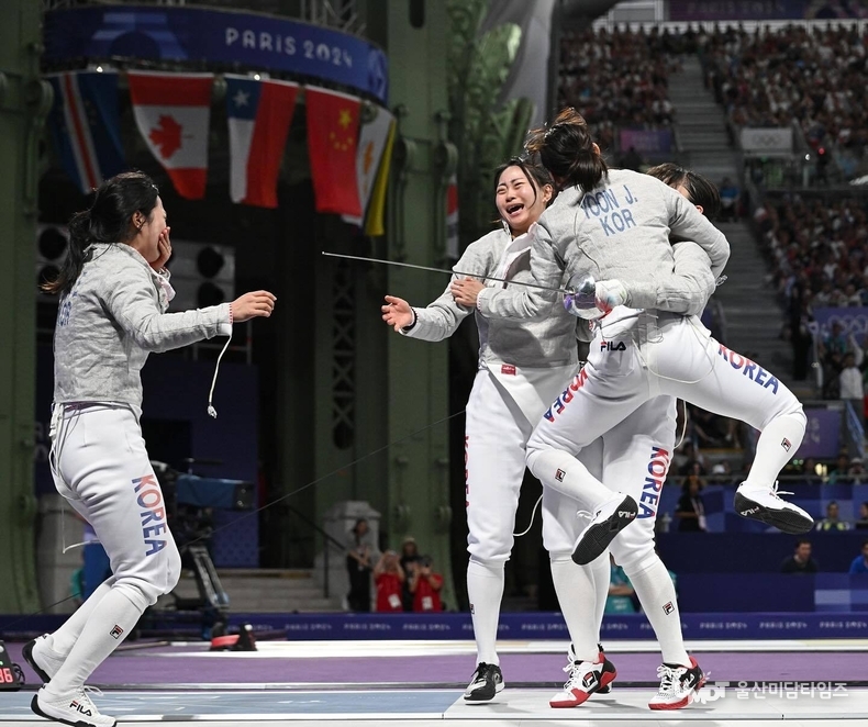 2024 파리 올림픽 펜싱 여자 사브르 단체전 4강에서 세계 최강 프랑스를 꺾은 직후의 대한민국 대표팀/ 국제펜싱연맹(FIE) 인스타그램