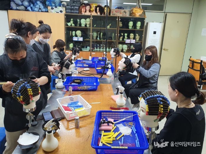 화천군이 다양한 자격증 과정을 포함한 하반기 성인평생학습강좌를 내달부터 운영한다. 사진은 지난해 운영된 미용 국가자격증 교육과정