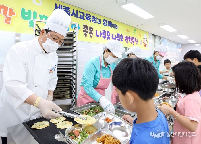 29일, 최교진 교육감이 ‘방학 중 아이들의 성장 지원’ 정책 협력 학교 중 하나인 나루초등학교를 방문하여 중식을 배식하고, 프로그램을 살피고 있는 모습
