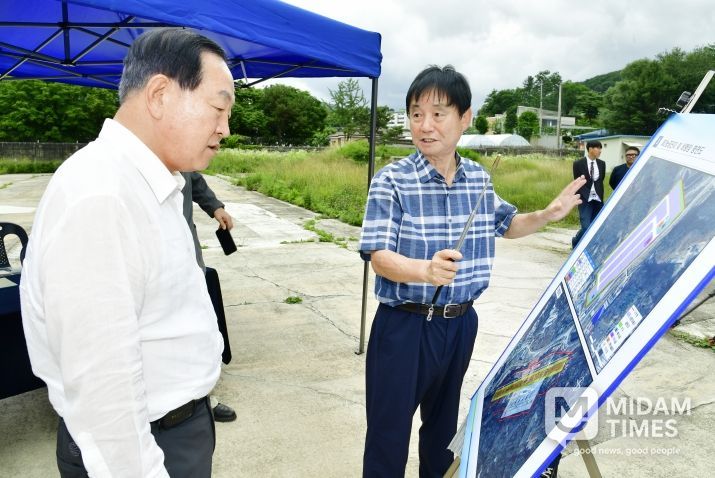 지난 2일, 한기호 국회의원이 농공단지 조성이 추진되고 있는 화천군 사내면 사창리 군비행장 부지를 방문해 최문순 화천군수로부터 사업 진행 상황을 듣고 있다.
