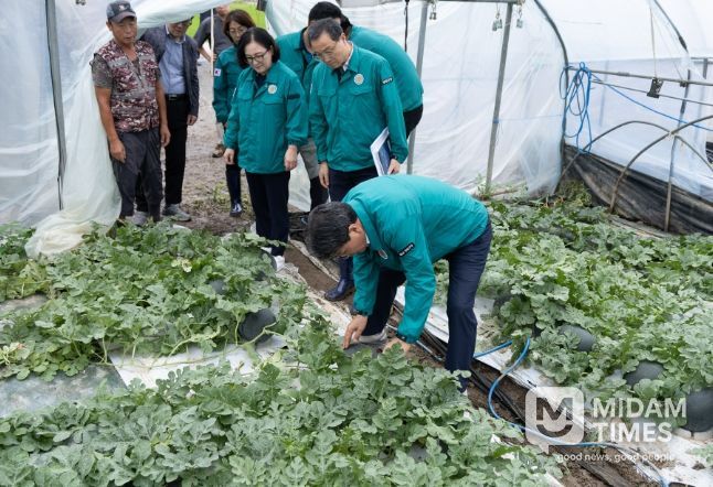 지난 7월 김돈곤 군수가 집중호우 피해지역을 점검하고 있다.