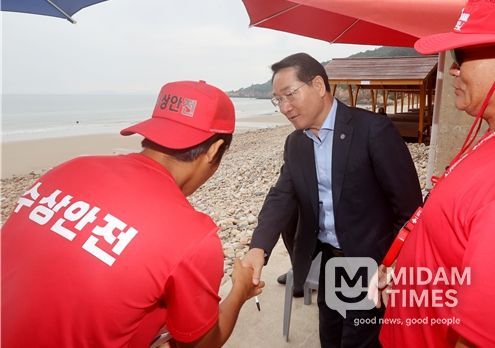 2025.8.9. 유정복 시장이 옹진군 연평면 구리동해수욕장을 방문해 안전상황을 점검하고 있다
