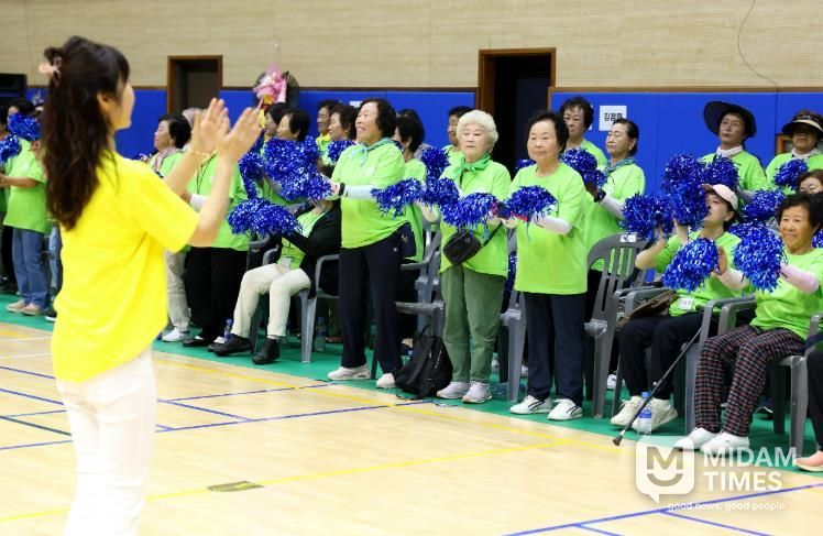 ‘어머니 한글학교’가 강진국민체육센터 제1실내체육관에서 가을운동회를 개최했다.