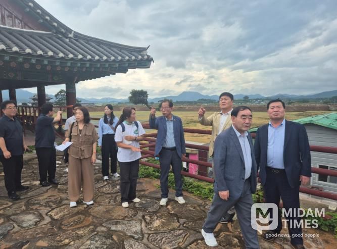 울산시의회 방문단이 병영면 도시재생사업 현장을 둘러보는 모습