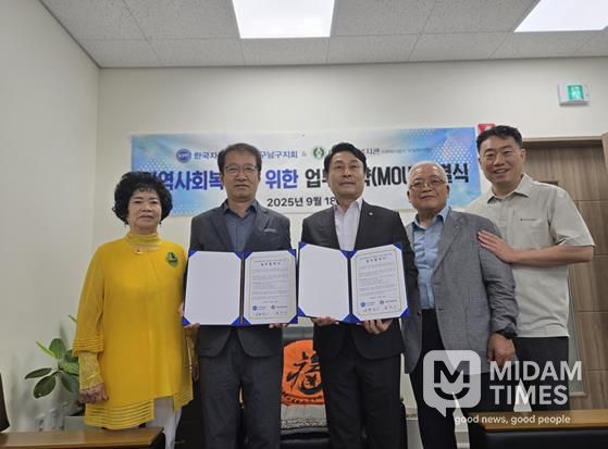 왼쪽부터 남구자유총연맹 안임순 여성회장, 대명사회복지관 설찬수 관장, 남구자유총연맹 김학민 회장, 남구자유총연맹 배동습 위원장협의회 회장, 대명사회복지관 박상민 부장이 업무협약 체결 기념사진을 찍고 있다.