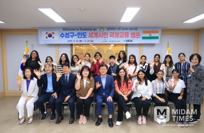 대구 수성구(구청장 김대권)는 지난 22일 인도 중학생들을 초청하여 ‘세계시민 국제교류 캠프 환영회’ 개최 후 기념촬영을 하고 있다.