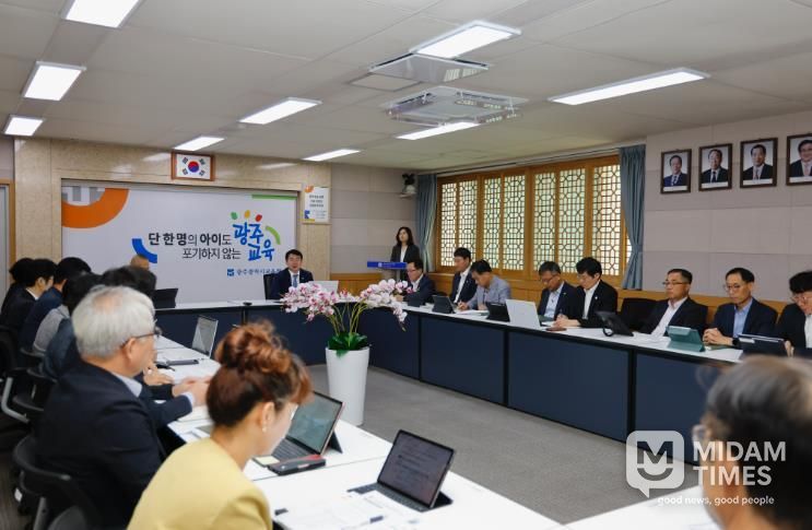 이정선 광주시교육감이 22일 광주시교육청 상황실에서 제3회 청렴정책추진단회에서 참석자에게 발언하고 있다.