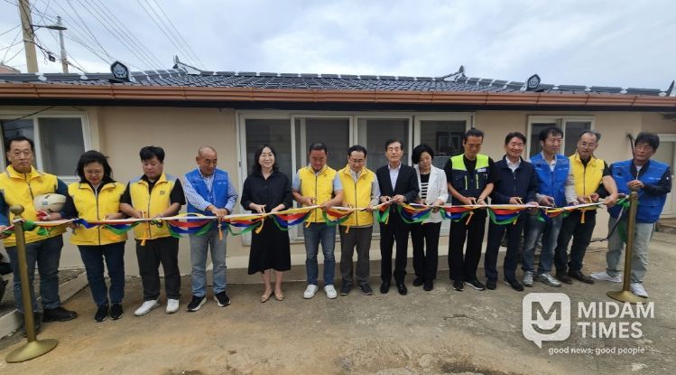 지난 19일 구룡포읍 하정리 장애인 가구에 내부 화장실 설치 등 주거 환경 개선사업을 완료 하고 커팅식을 하고 있다. 2. 나눔하우징이 기부금 전달식을 하고 있다.