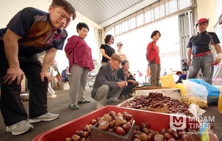 강진읍 시장에서 관광객들이 물건을 고르고 있다
