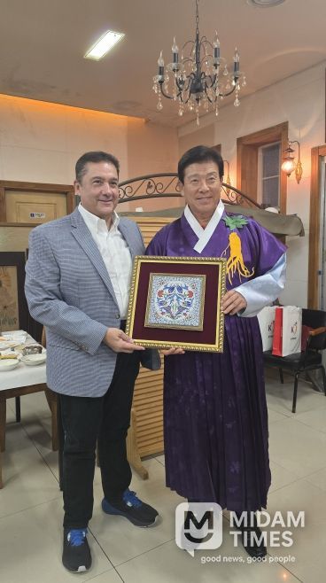 무랏 타메르 주한 튀르키예대사(왼쪽)와 박범인 금산군수(오른쪽)이 기념사진을 찍고 있다.