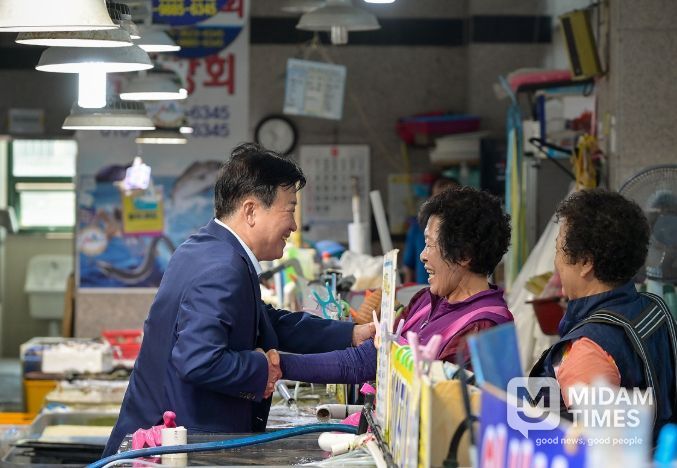 정기명 여수시장이 지난 22일 추석 명절을 앞두고 관내 전통시장을 찾아 민생회복 소비쿠폰 조기 사용을 독려하고 소상공인을 격려했다.