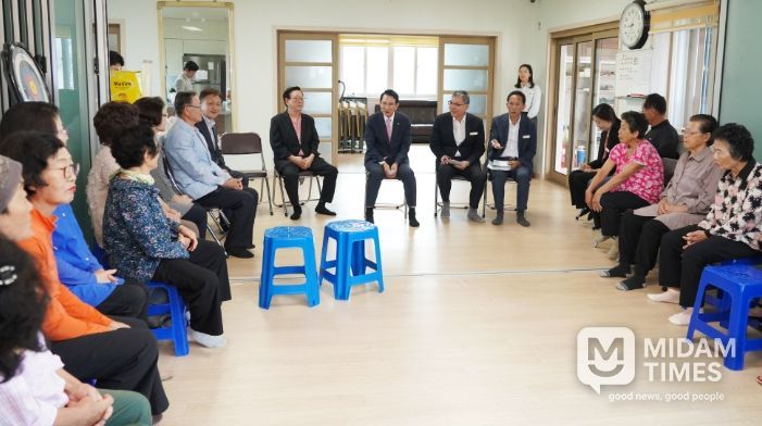 이완섭 서산시장이 지난 23일 지곡면 화천2리 경로당을 방문해 애로사항을 청취했다.