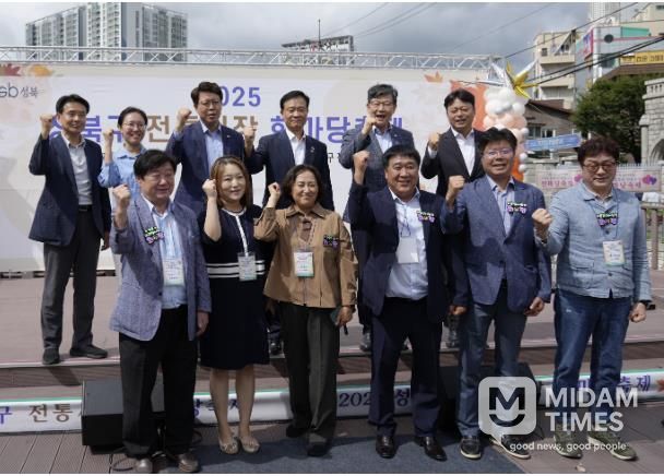 이승로 성북구청장(뒷줄 왼쪽 네 번째)과 관계자들이 기념촬영을 하고 있다