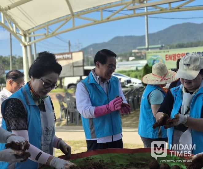 홍성군 홍성읍 주민자치회, EM 흙공으로 하천 살리기 나서