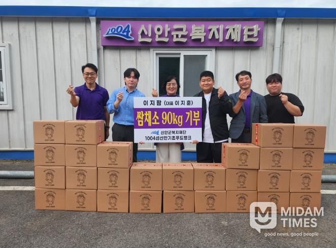 지난 24일, 이지팜 이지훈 대표(오른쪽에서 세 번째)가 신안군복지재단에 유럽상추 150박스를 기부했다.