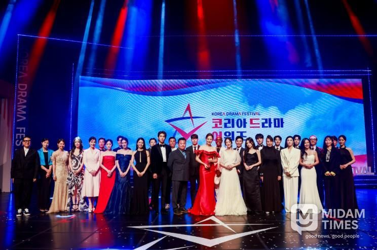 “10월에는 보석같이 빛나는 ‘진주’로 오세요” - 코리아드라마페스티벌 단체사진.