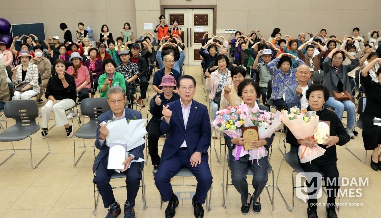괴산군, 제18회 치매 극복의 날 맞아 치매돌봄가족 유공자 표창...“치매여도 괜찮아”