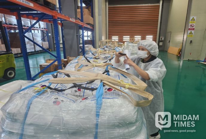 국산 영양강화립을 혼합한 식량원조용 영양강화쌀 선적 검사(2025년 9월)