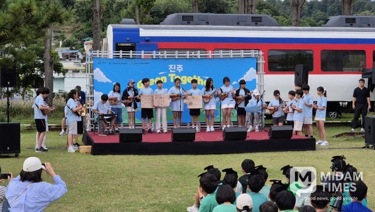 충무공초등학교 우쿨렐레 동아리 학생 23명이 ‘어떤 일도 이겨낼지’ 공연 사진
