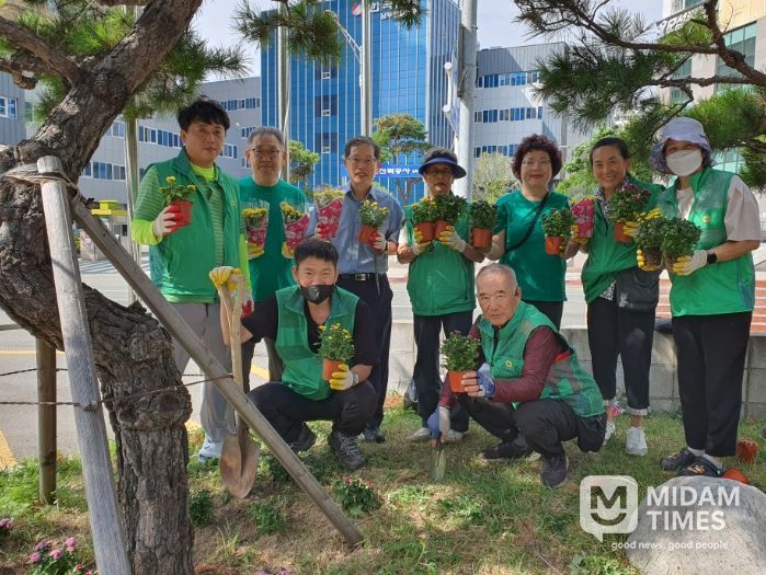 중구 부평동 새마을지도자협의회·부녀회추석맞이 꽃심기 마을가꾸기 활동