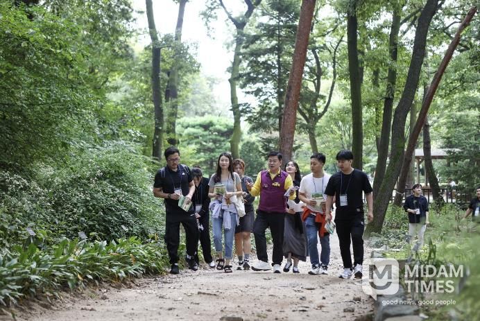 이필형 동대문구청장과 글로벌 두둠 피플 프로그램 참여 외국인 청년들이 홍릉수목원을 탐방하고 있다.