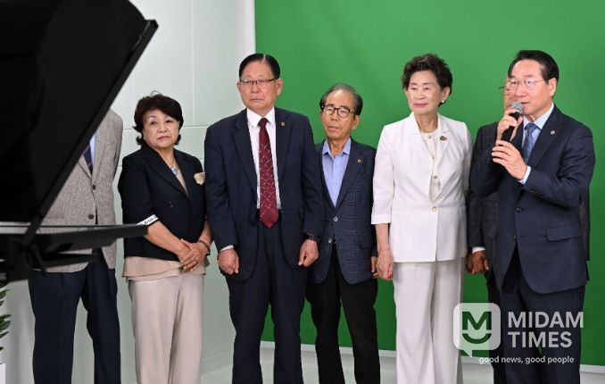 유정복 인천광역시장이 30일 부평구 십정동 스마트 경로당 스튜디오를 방문해 원격으로 어르신들을 만나고 있다.