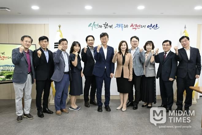 이민근 안산시장(가운데)이 '강남인강’연계 온라인 교육지원사업 시범운영에 참여하는 중·고등학교 학교장들과 함께 기념촬영을 하고 있다.