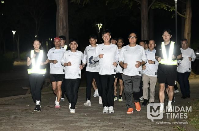 이민근 안산시장(맨 앞줄 가운데)이 안산호수공원에서 런닝순찰대와 함께 합동으로 런닝순찰을 진행하고 있다.