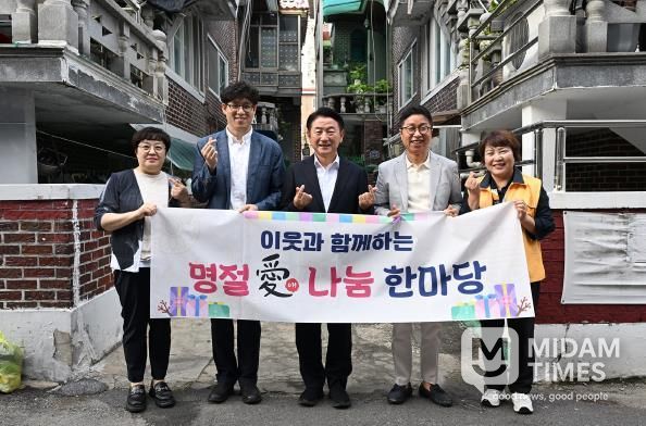 김동근 시장이 9월 30일 ‘돌봄, 삶의현장’ 사업의 참여자들과 함께 기념사진을 찍고 있다.