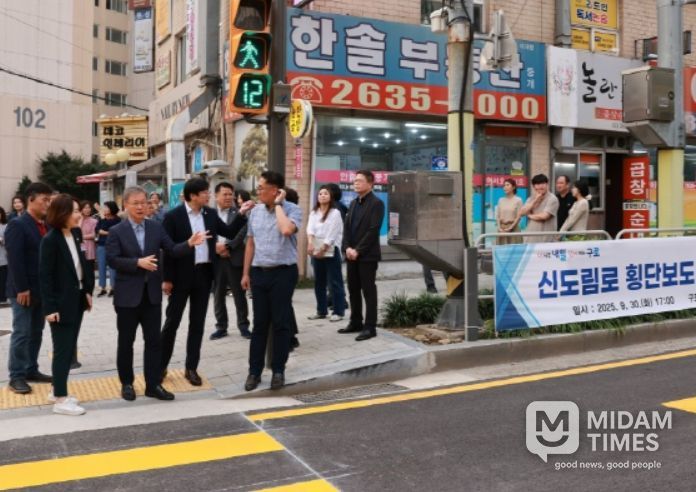 신설 횡단보도 개통 현장을 살펴보는 장인홍 구로구청장(앞줄 왼쪽 세번째)