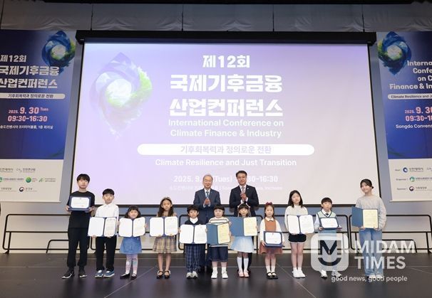 수상자와 박호군 인천연구원장, 정승환 인천광역시 환경국장 기념촬영