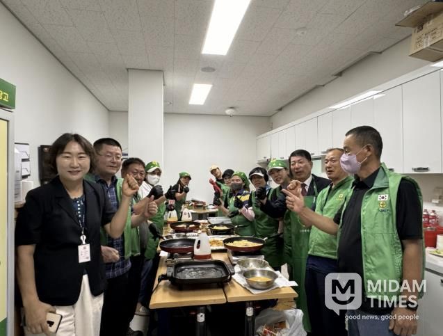 백경현 시장이 인창동 새마을협의회 회원들과 함께 명태전을 부치고 있다.
