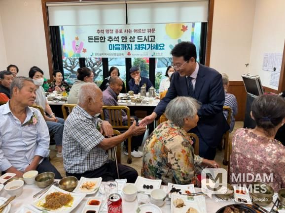 추석명절 어르신 위문 행사에서 강진원 군수가 일일이 격려의 말을 건네고 있다.