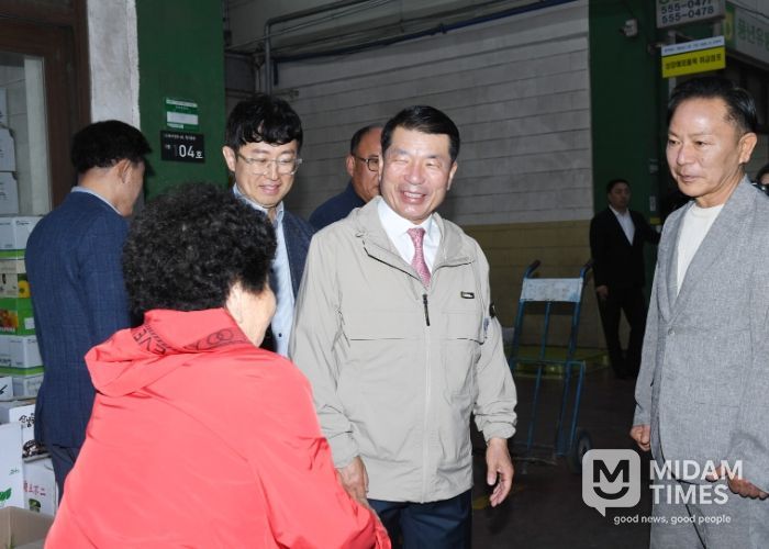 백경현 구리시장, 추석 앞두고 도매시장 찾아 따뜻한 장보기 동행