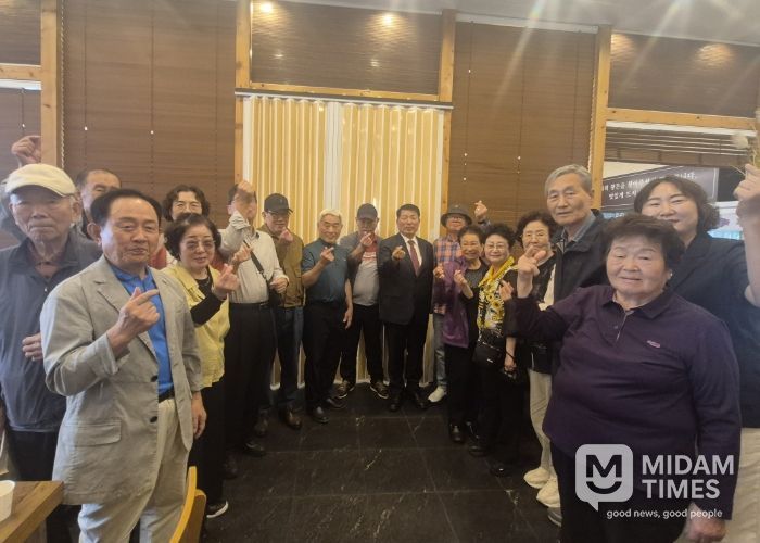 인창동 경로당협의회에 참석한 백경현 구리시장이 노인복지 시책을 설명하고 있다.