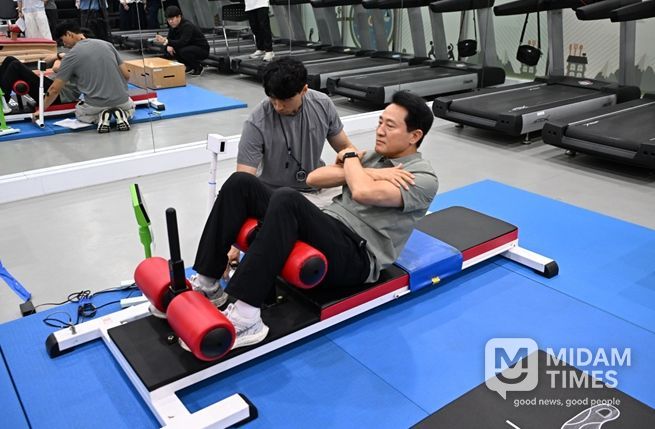 오세훈 서울시장이 1일 오후 서울시청 체력단련실에서 ‘더 건강한 서울 9988’의 주요사업인 ‘체력인증센터’ 운영을 앞두고 체력측정 장비를 점검하고 ‘교차 윗몸일으키기’를 시범 측정하고 있다