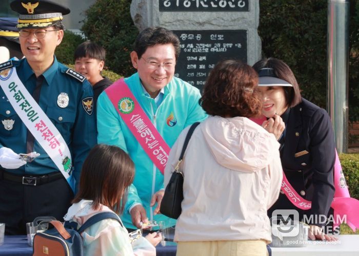 이상일 용인특례시장은 1일 처인구 이동읍 송전초등학교를 방문해 교통안전 캠페인에 참여했다