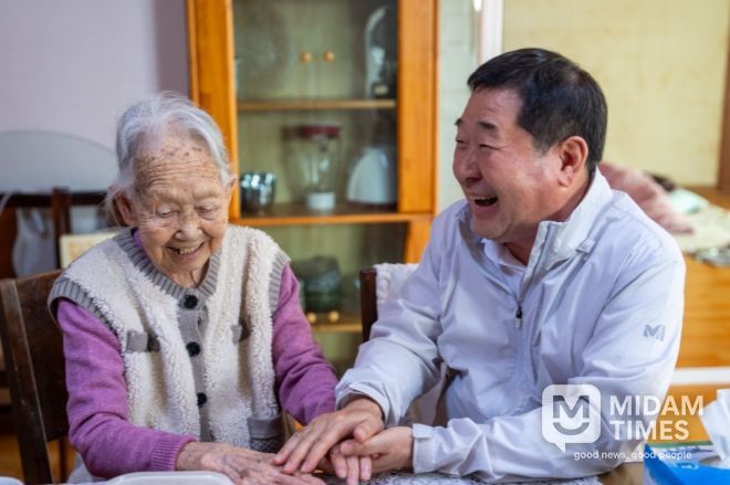 , 제29회 노인의 날 기념 100세 어르신께 장수지팡이 전달