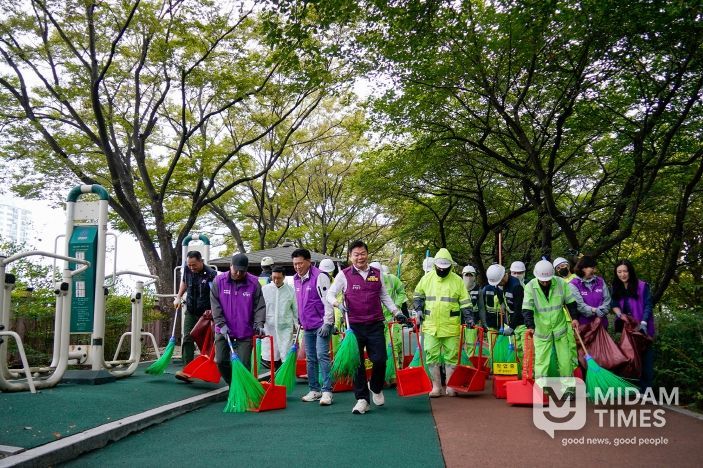 장안벚꽃안길에서 추석맞이 대청소하는 이필형 동대문구청장