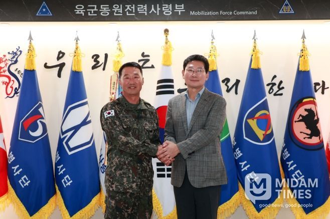 이상일 용인특례시장(오른쪽)은 2일 동원전력사령부를 방문해 김관수 사령관(왼쪽) 등 군 관계자들을 격려했다.