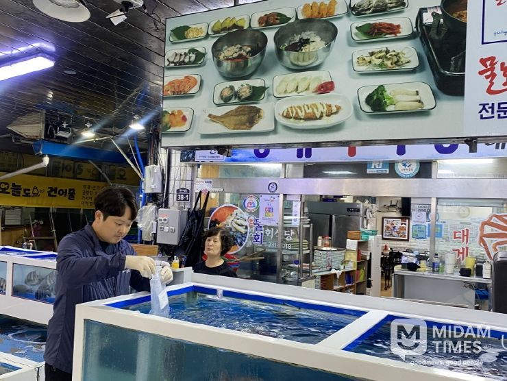 포항시 식음료 사전점검반이 수산물, 수족관수, 조리식품 등 유통 식품의 안전관리를 위해 수거·검사에 나섰다.