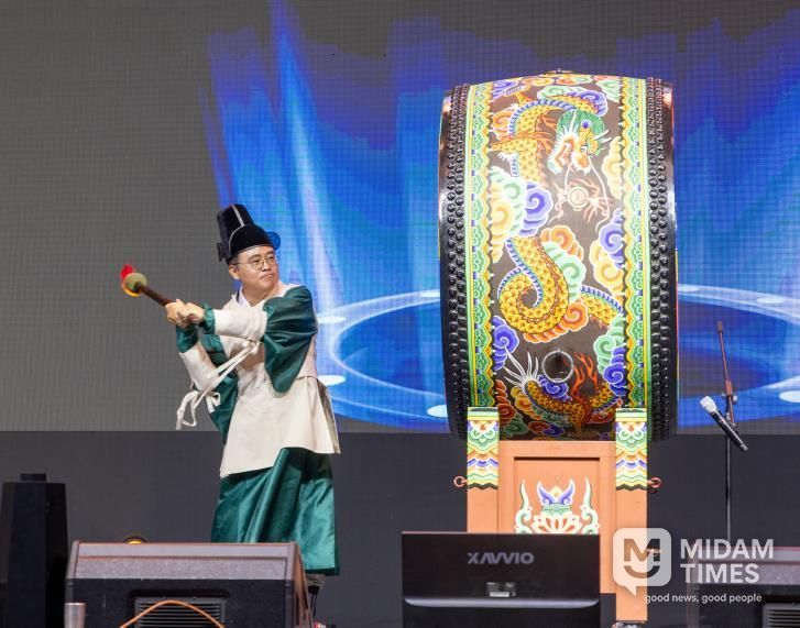 진교훈 강서구청장이 지난 ‘22회 허준축제’ 개막식에서 허준 복장을 하고 대북을 치고 있다.