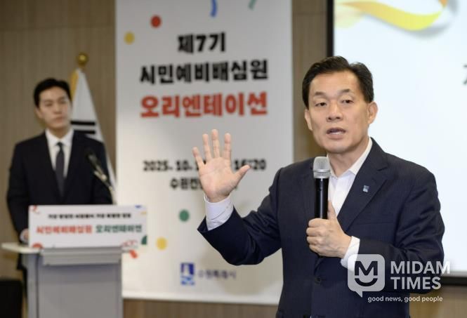 이재준 수원시장이 인사말을 하고 있다.