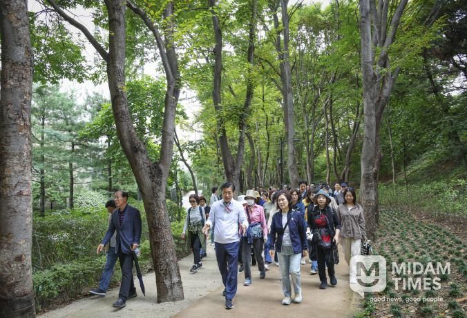 10월 14일 개최된 ‘길마중 초록숲길 건강걷기’에 참여한 전성수 서초구청장(가운데)이 주민들과 이야기를 나누며 걷고 있다.