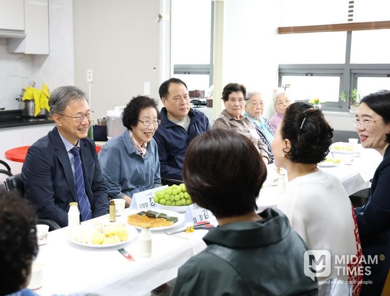 장인홍 구청장(왼쪽 두 번째)이 오류1동 주민센터에서 주민들과 환담을 나누고 있다.
