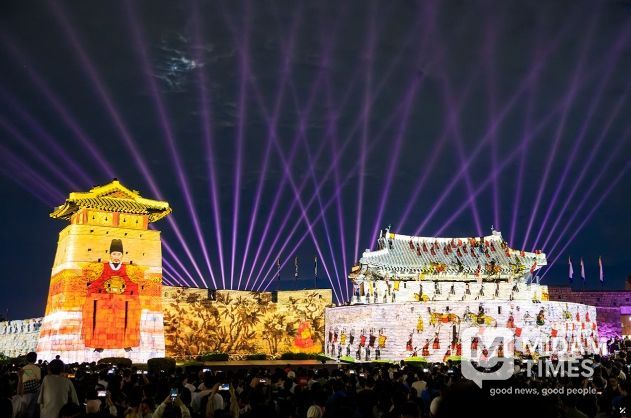 화서문에서 미디어 아트 공연이 펼쳐지고 있다.