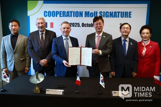 이민근 안산시장(오른쪽 세번째)이 파리 동부행정구역 본부에서 프랑스 파리 동부행정구역과 우호 협력도시 관계 수립 합의서를 체결하고 있다.