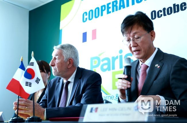 이민근 안산시장(오른쪽)이 파리 동부행정구역 본부에서 열린 국제협력 간담회에서 경제자유구역 투자유치를 위해 안산사이언스밸리지구의 우수한 투자 여건을 설명하고 있다.