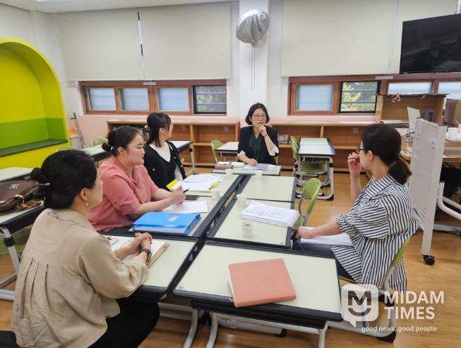 강북교육지원청은 14일 백양초 도담교실에서 늘봄교무행정실무사를 대상으로 '서로배움 멘토링'을 열었다